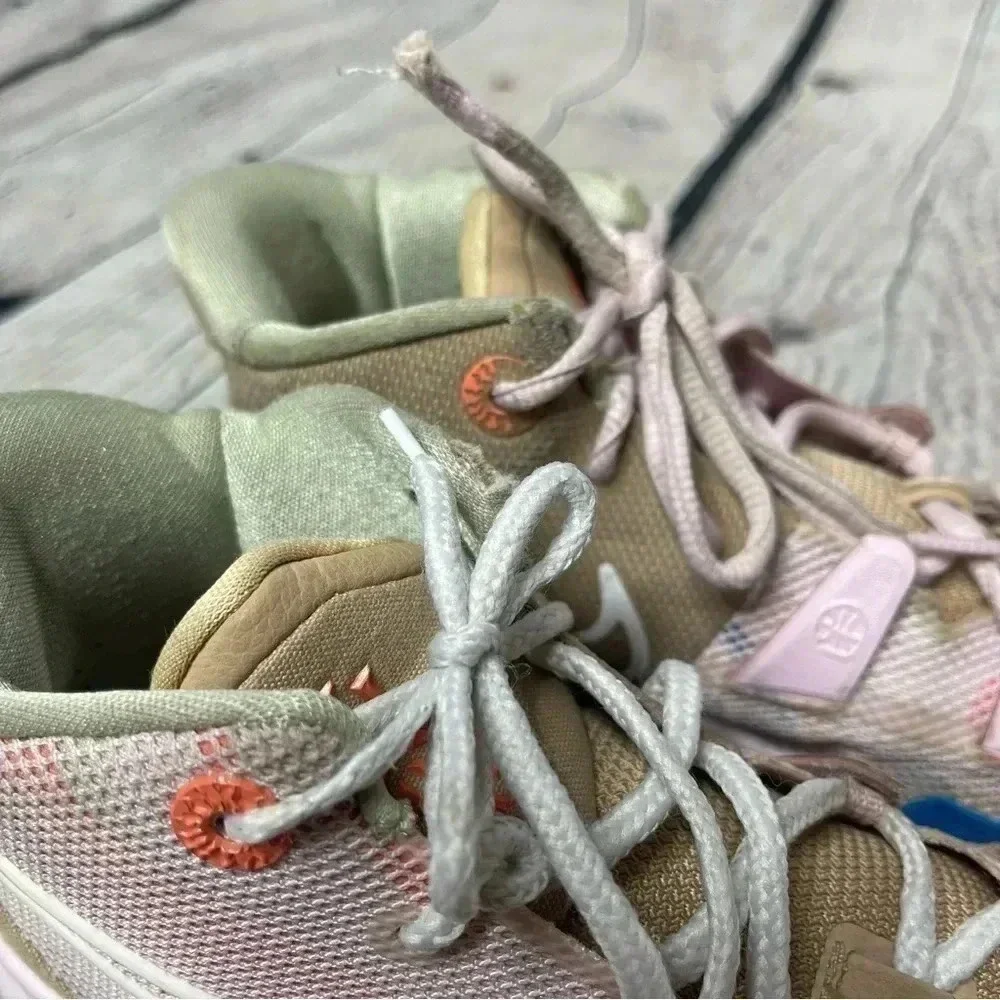 Nike Kyrie 7 1 World 1 People Youth size 4 Sneakers